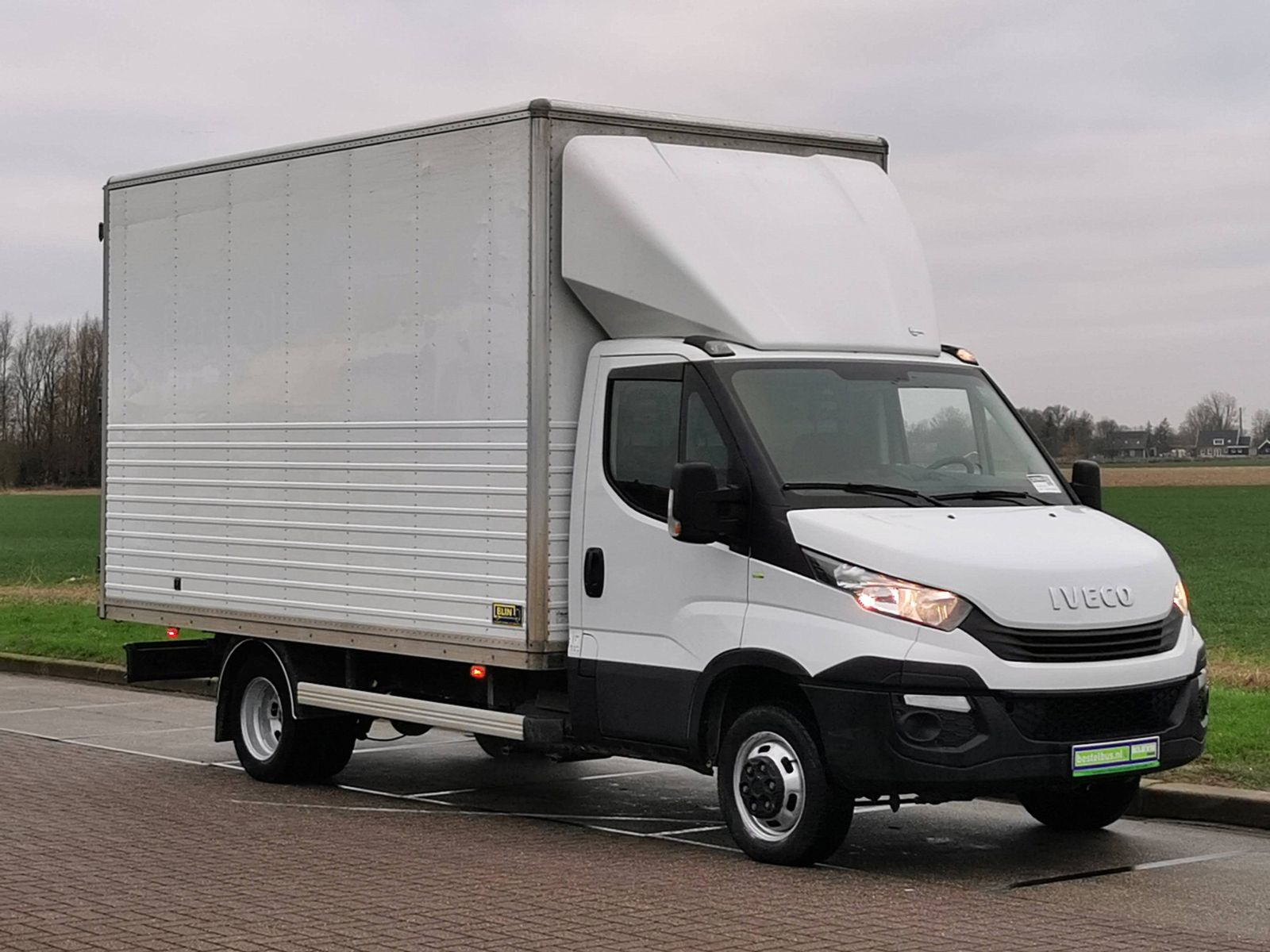 Camión con Plataforma - Tipo: Iveco Daily 35C, Renault Master Chasis, similar